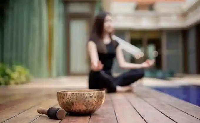 Singing bowl sound bath and meditation